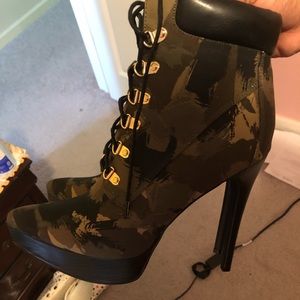 Camouflage bootie